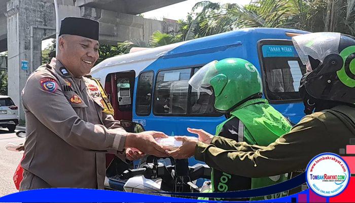Polsek Kelapa Gading Bagikan 50 Nasi Kotak untuk Ojol dan Warga dalam Program Jumat Peduli