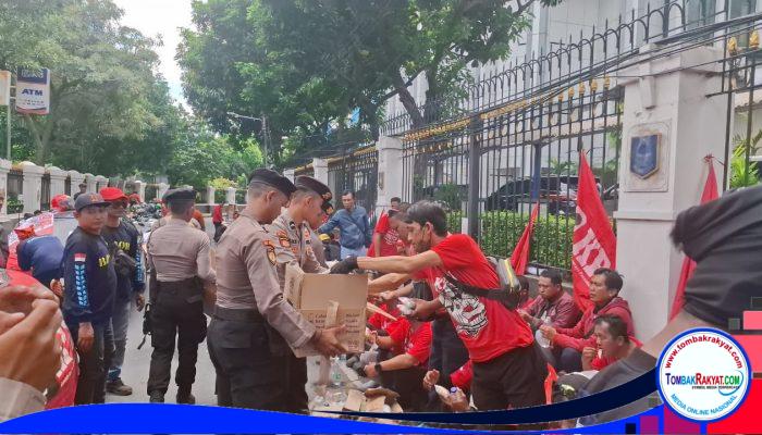 Polres Metro Jakarta Pusat Layani Penyampaian Pendapat Buruh di MA, Bagikan Roti dan Air Mineral kepada Peserta Aksi