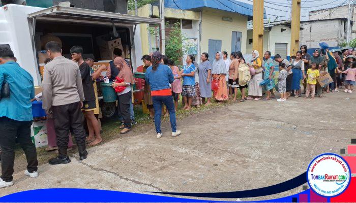 Polsek Metro Penjaringan Hadir untuk Warga, Ribuan Paket Makanan Dibagikan di Kapuk Muara