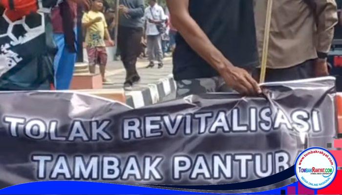 Bupati Tak Kunjung Muncul, Aksi Petani Tambak di Pendopo Indramayu Berujung Perusakan Fasilitas