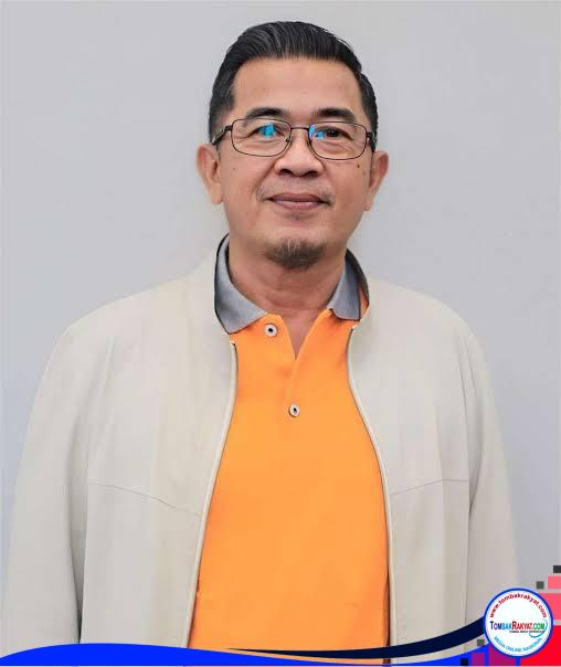 Profilsingkat Zulmansyah Sekedang Zulmansyah Sekedang, lahir 2 Juli 1972, adalah wartawan senior dan tokoh pers asal Aceh Tenggara yang menjabat sebagai Ketua Umum Persatuan Wartawan Indonesia (PWI) periode 2023–2028. Ia terpilih secara aklamasi melalui Kongres Luar Biasa (KLB) PWI pada 18 Agustus 2024 di Jakarta. Berikut adalah profil singkat beliau: Jabatan Saat Ini: Ketua Umum PWI Pusat (2023–2028). Pengalaman Organisasi: Ketua PWI Provinsi Riau (2017–2022 dan 2022–2027). Karier Profesional: Wartawan senior yang pernah menjabat sebagai Direktur Utama Harian Sumut Pos, Komisaris Harian Posmetro Medan, Komisaris Riau Televisi (RTV) Pekanbaru, dan Ketua Forum Pemimpin Redaksi Jawa Pos Group (JPG). Latar Belakang: Berpengalaman luas dalam manajemen media cetak dan jaringan berita di Sumatra. Ia dikenal sebagai figur yang aktif dalam kepengurusan organisasi profesi wartawan, khususnya dalam meningkatkan kompetensi wartawan di tingkat regional maupun nasional.