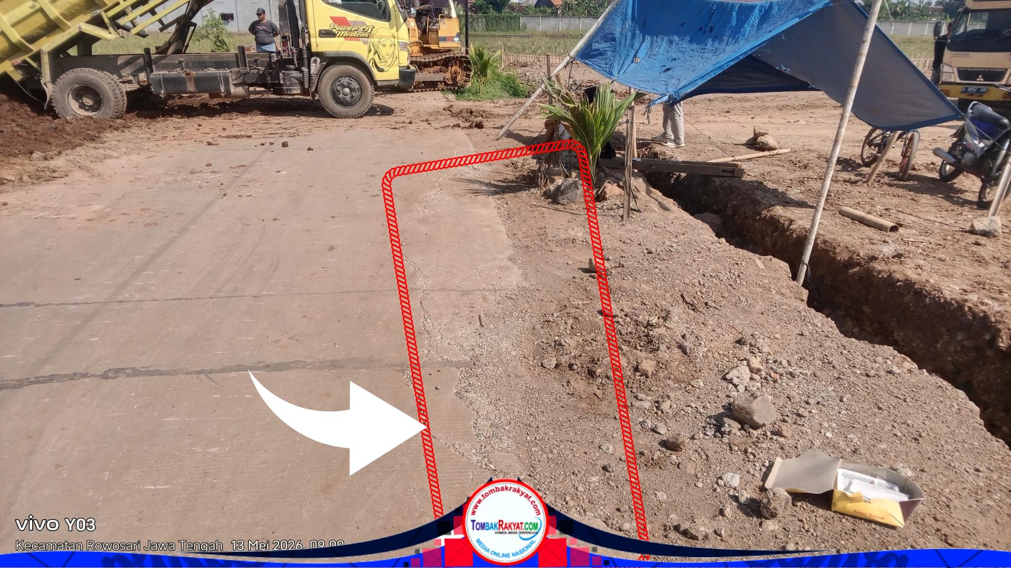 Rabat Beton yang rusak akibat dampak dari manuver dumptruk material dan dozer