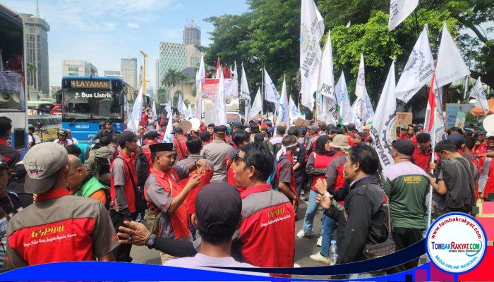 100 Orang Buruh Datangi DPR/MPR dalam Rangka Mayday, Polda Metro Jaya Menyambut dengan Humanis