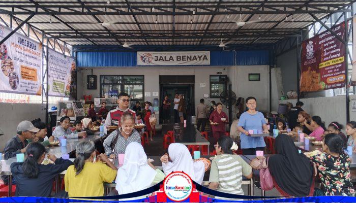 Jum’at Peduli Polsek Metro Penjaringan, 500 Paket Makanan Dibagikan untuk Warga dan Pekerja Lapangan
