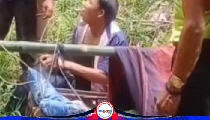 Saat Tandu Menggantikan Ambulance: Kisah Pilu dari Pedalaman Arse