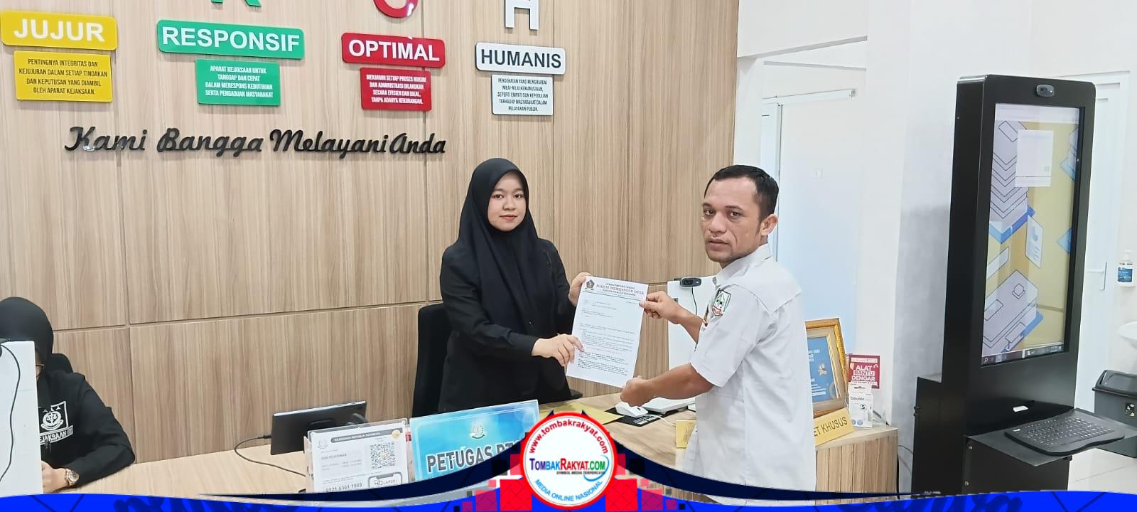 Ketua DPC FORMADES Anggara, Masir, diterima langsung oleh petugas Pelayanan Terpadu Satu Pintu (PTSP) Kejati Aceh, Renada.