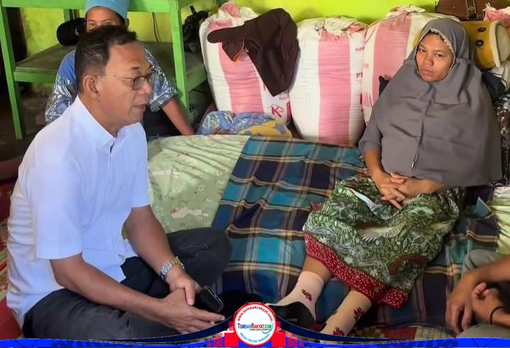 Gus Irawan Pasaribu bertemu ibu Mastuti yang menjadi sorotan banyak pihak setelah dirinya harus dibawa melewati bukit terjal sejauh kurang lebih tujuh kilometer selama sekitar enam jam perjalanan menuju fasilitas kesehatan