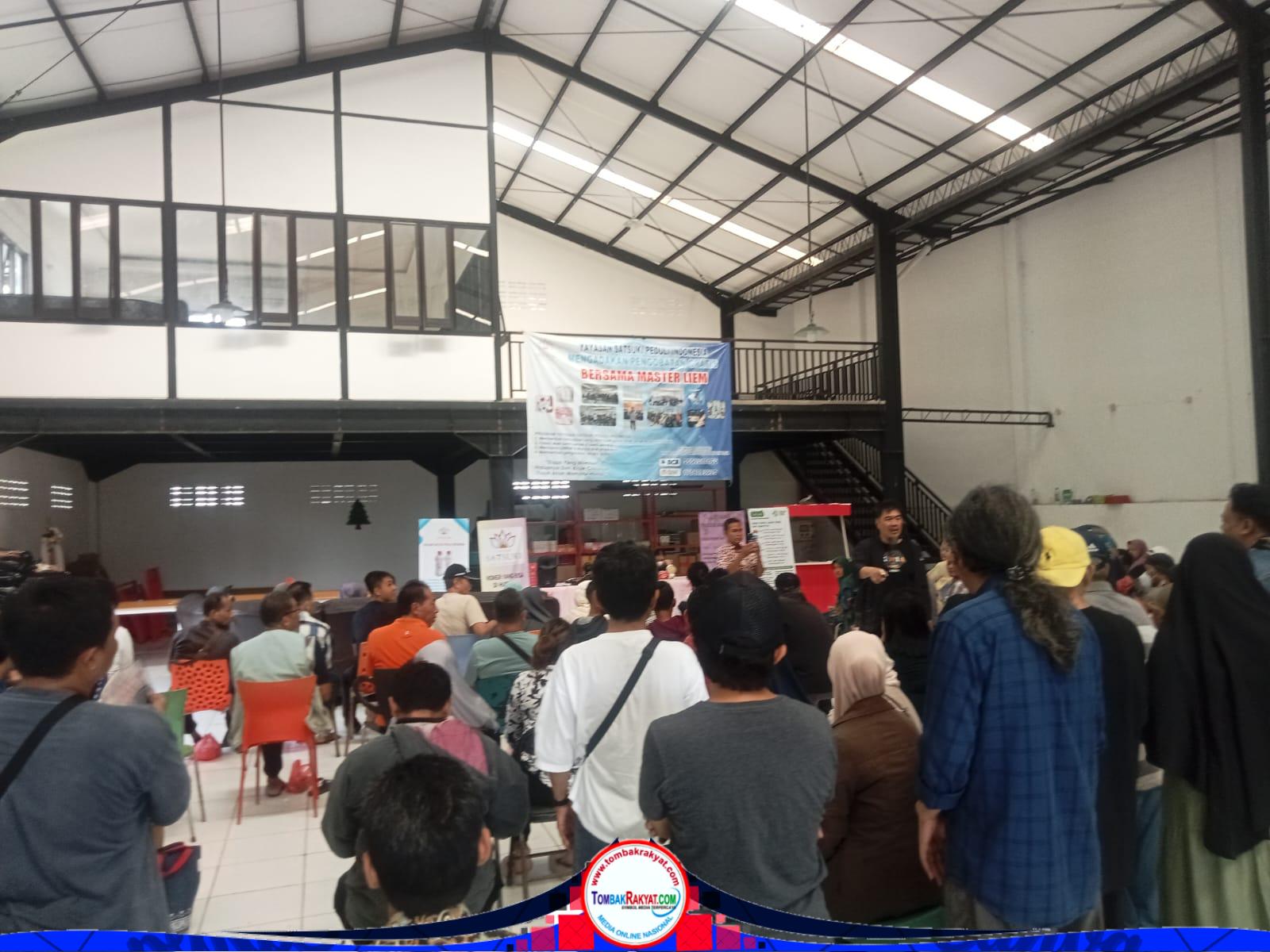 Mr. Liem ditengah-tengah pengunjung yang datang dari nernagai daerah