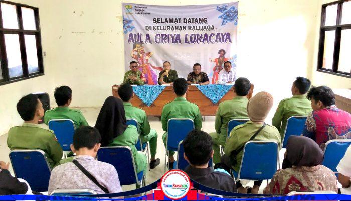 Babinsa Kalijaga Laksanakan Rapat Koordinasi Satlinmas Kelurahan Kalijaga