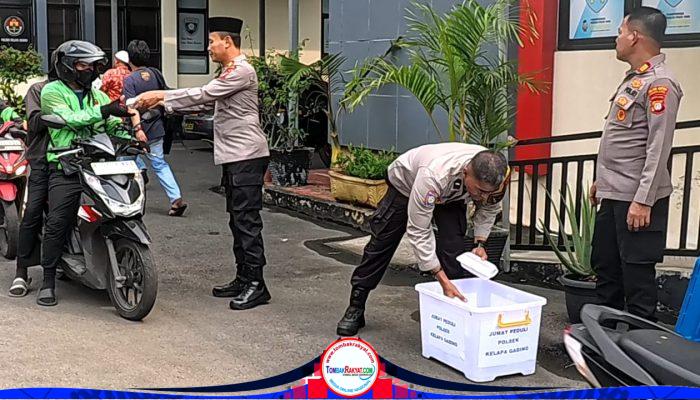 Polsek Kelapa Gading Bagikan 50 Nasi Kotak kepada Ojol, Perkuat Sinergi Kamtibmas