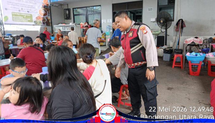 POLSEK METRO PENJARINGAN BAGIKAN 500 PAKET MAKANAN DALAM KEGIATAN “JUM’AT PEDULI” DI PENJARINGAN