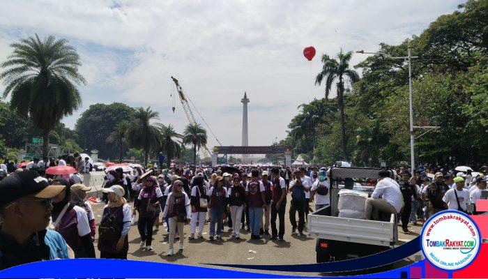 Presiden Prabowo Hadiri Aksi May Day, Ribuan Buruh Padati Monas