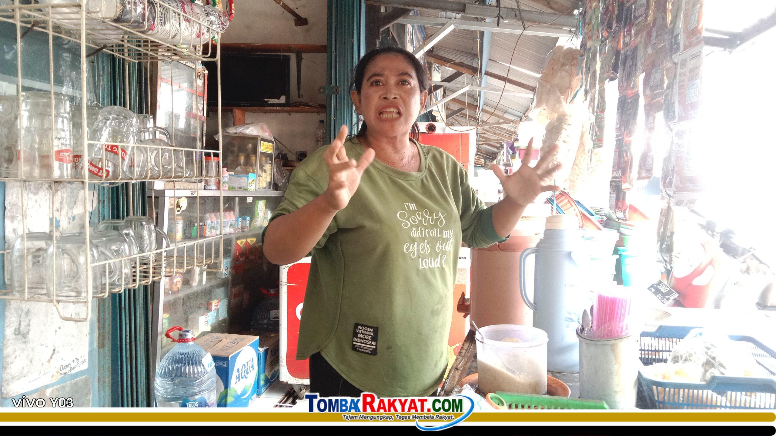 Ibu Sutri, pengguna kios di area P3 yang keberatan iuran kebersiha 50 ribu, memberikan keterangan awak media tombakrakyat.com