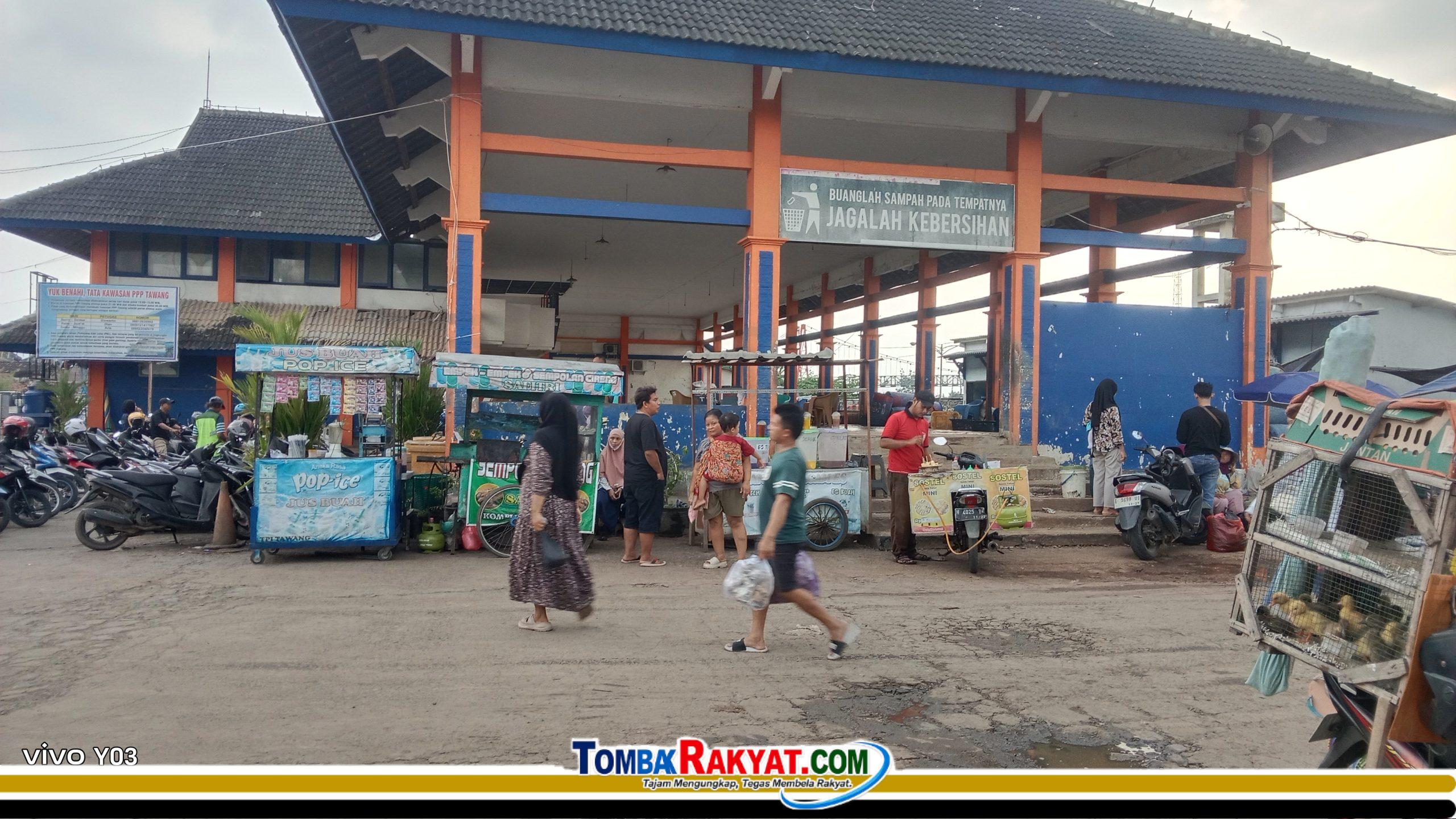 Pedagang gerobak dan pedagang ikan tampahan disekitar Tempat Pelelangan Ikan Tawang