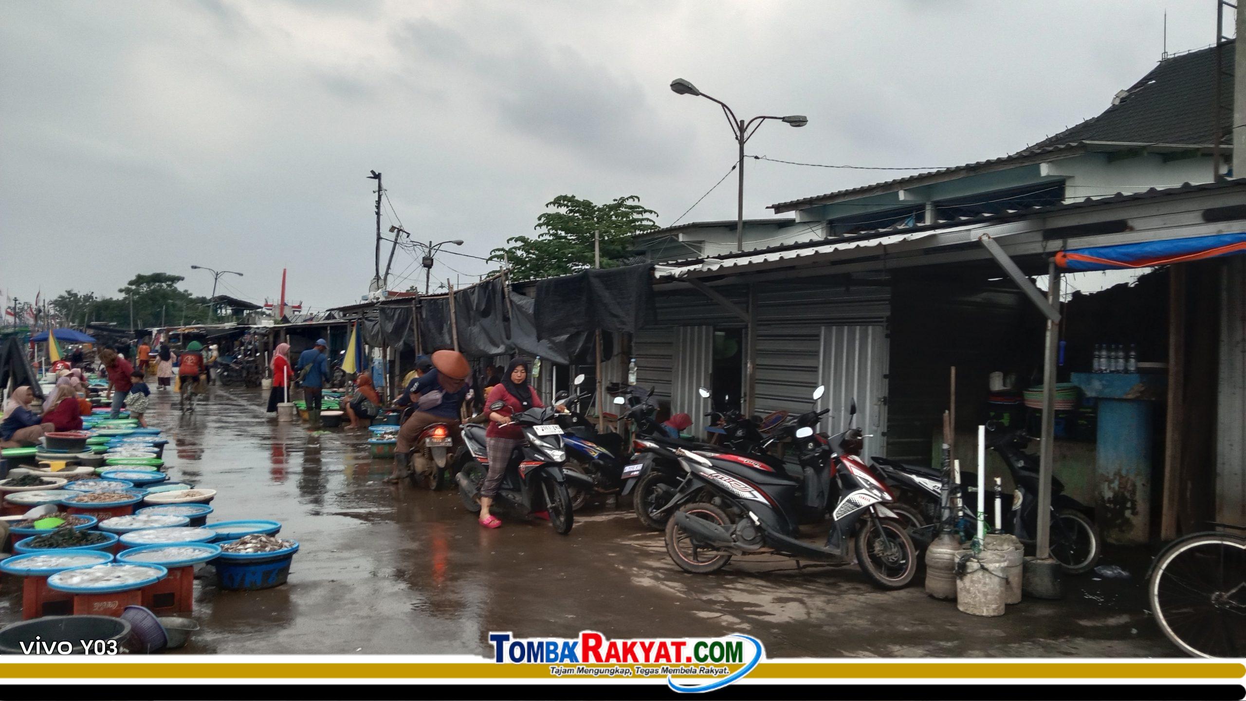 Deretan lapak ikan di dermaga pelabuhan perikanan Tawang, yang konon dibangun madiri oleh pemiliknya.