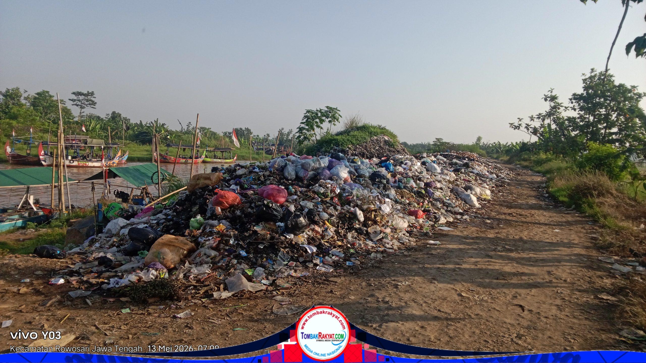 Tumpukan sampah sepanjang kurang lebih 100 meter, menggunung di sepanjang tanggul kali kuto yang menjadi yang menjadi akses utama warga dukuh Segentong.