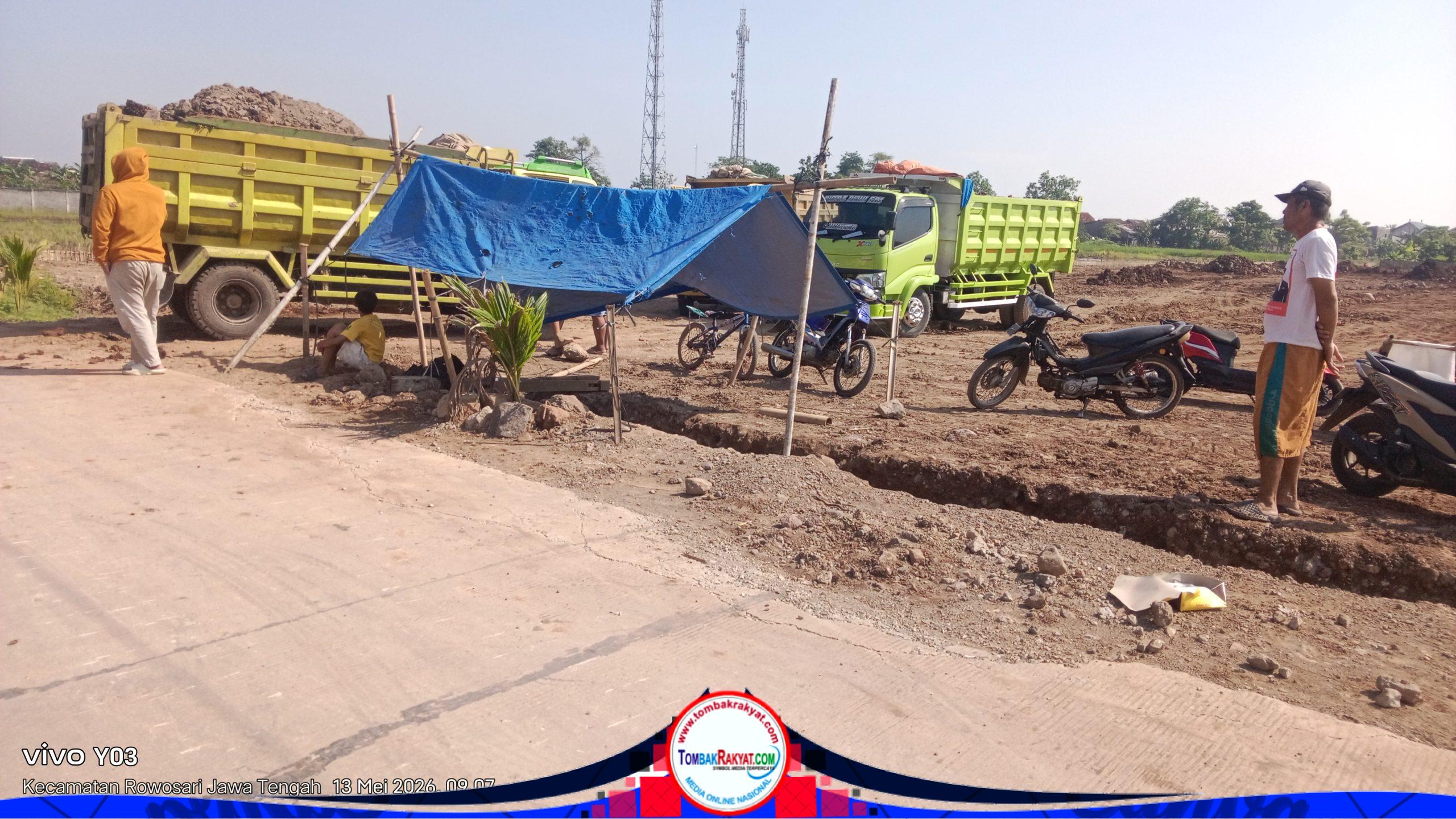 Beberapa dumptruk, eskavator dan dozer, tengah beraktifitas dalam proyek pengurugan sawah di desa Gempolsewu