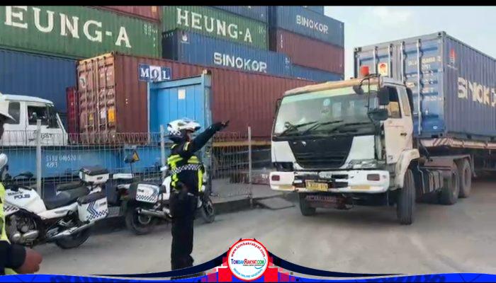 Respons Cepat 110, Satlantas Polres Metro Jakarta Utara dan Polsek Cilincing Atur Kemacetan Akibat Bongkar Muat Kontainer