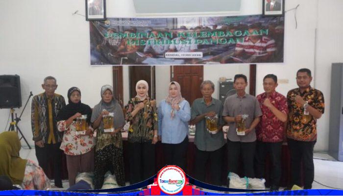 Ringankan Beban Masyarakat, Bupati Kendal Serahkan Langsung Bantuan Pangan di Desa Putatgede
