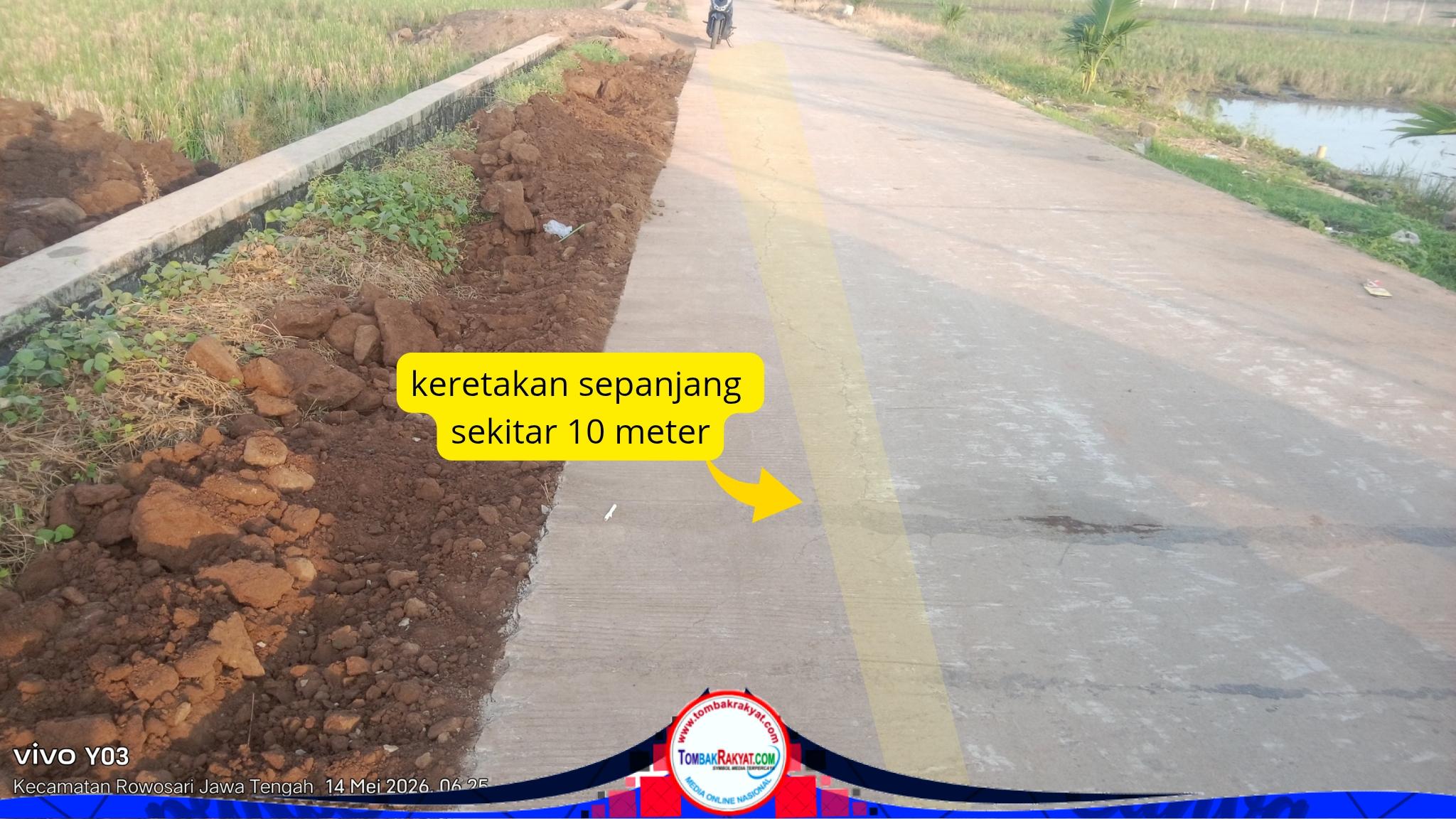 Disisi selatan nampak retak memanjang kurang lebih 10 meter, disebelah arean pengurugan yang baru dikerjakan