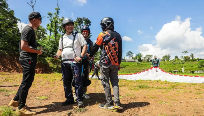 Pacu Adrenalin di Curug Sewu, Gus Yasin Dukung Sport Tourism Paralayang Kendal