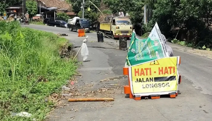 Dampak Galian C di Kaliwungu Selatan: Jalan Ambles 2,5 Meter, Kritik Viral “Kendal Gebal” Masih Diabaikan