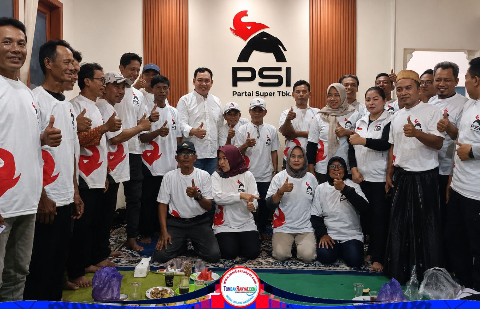 Ketua DPD PSI Kabupaten Kendal, Agus Pajero didampingi Ketua DPRt PSI Kecamatan Rowosari, Edy Prasetiyo, foto bersama jajaran pengurus DPRt PSI Kecamatan Rowosari