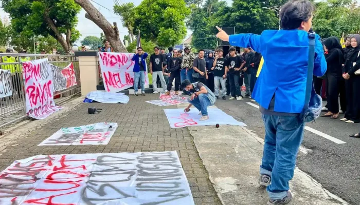 Massa Aliansi Wonosobo Melawan Geruduk Kantor Bupati, Desak Program MBG Nasional Dihentikan