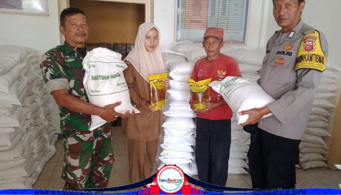 Babinsa Koramil 0620-17/Ciwaringin Monitoring Pengamanan Penyaluran Bantuan Pangan di Desa Gintung Kidul