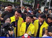 Menurut Ketua BEM UI, Yatalathof Ma'shum Imawan di hadapan awak media : massa mahasiswa disebut mengalami penghadangan dan penyekatan di berbagai titik menuju lokasi aksi.