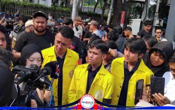 Menurut Ketua BEM UI, Yatalathof Ma'shum Imawan di hadapan awak media : massa mahasiswa disebut mengalami penghadangan dan penyekatan di berbagai titik menuju lokasi aksi.