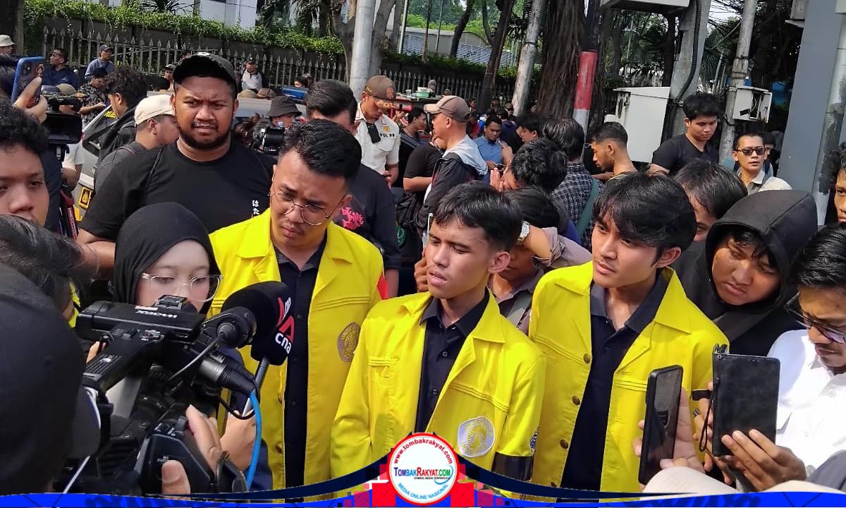 Menurut Ketua BEM UI, Yatalathof Ma'shum Imawan di hadapan awak media : massa mahasiswa disebut mengalami penghadangan dan penyekatan di berbagai titik menuju lokasi aksi.