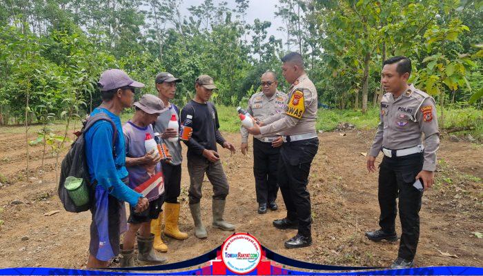 SAT LANTAS POLRES KUNINGAN MEMBERIKAN BANTUAN BERUPA CAIRAN PEMBASMI RUMPUT KEPADA KELOMPOK TANI DESA CIBULAN KECAMATAN CIDAHU DALAM RANGKA PENANAMAN JAGUNG SEBAGAI IMPLEMENTASI KETAHANAN PANGAN NASIONAL*