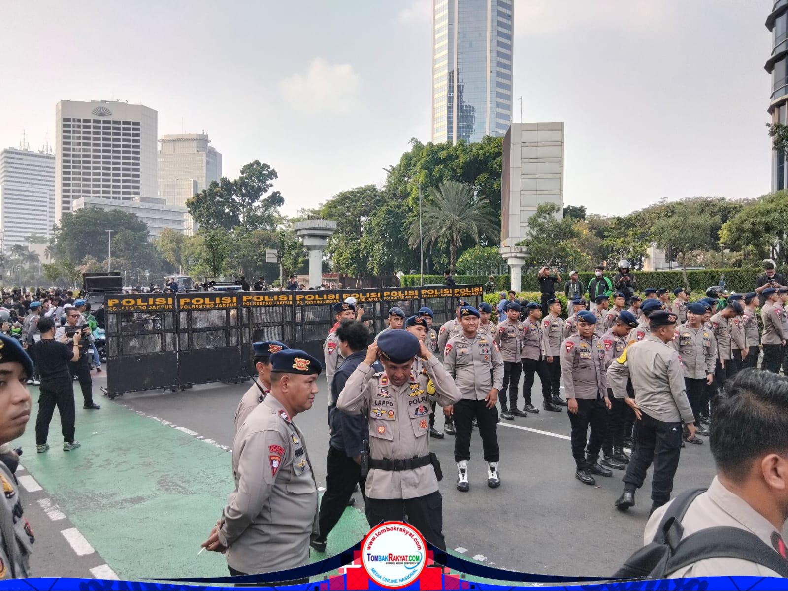 Satuan Kepolisian Polda Metrojaya memblokade pergerakan aksi mahasiswa