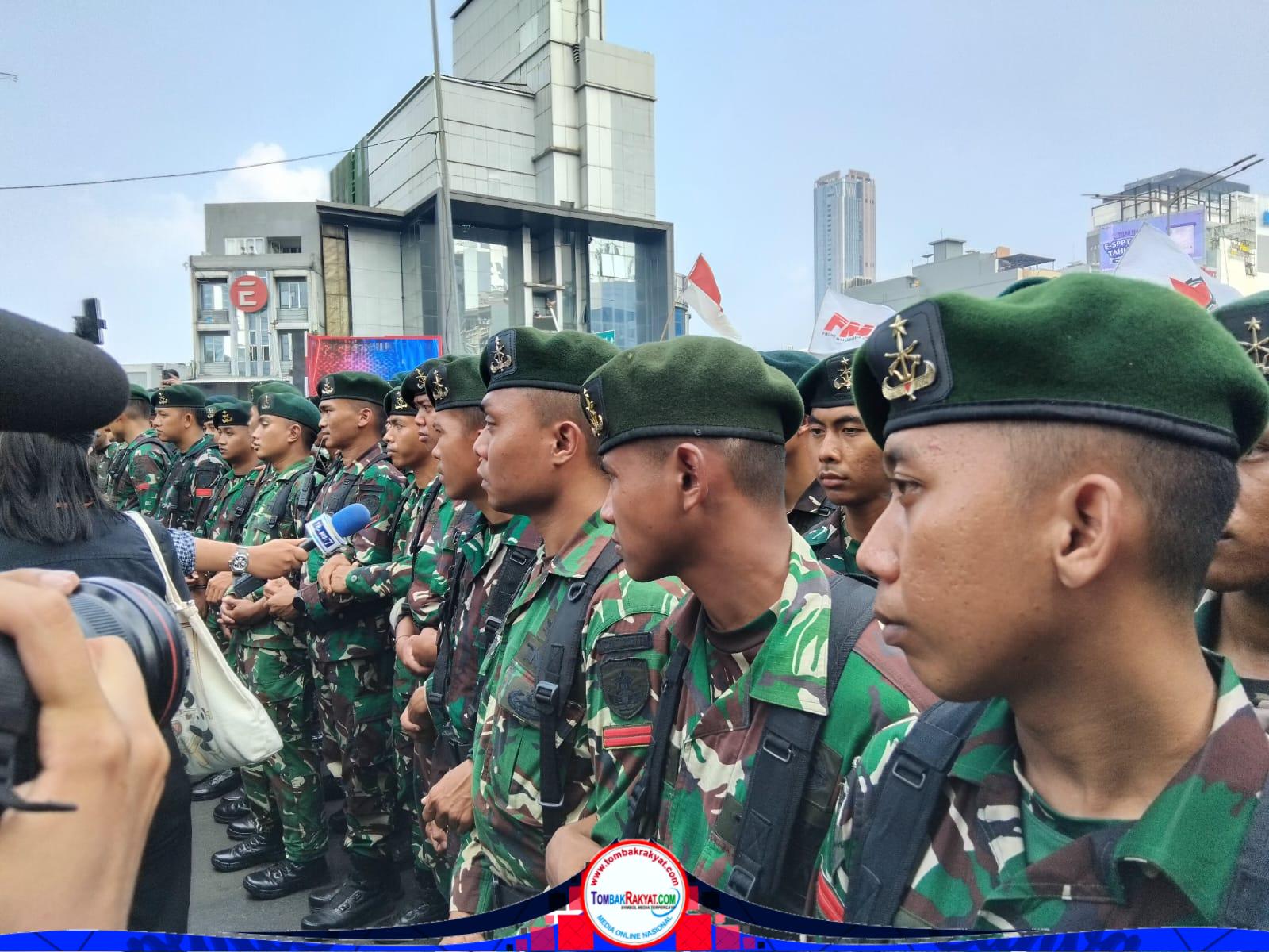 Satuan dari Kodam Jaya nampak turun membantu pengamanan aksi Jumat.12.6
