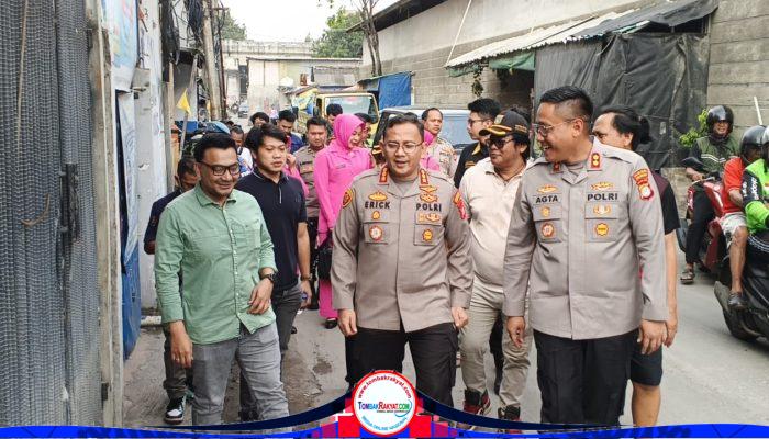 POLRI HADIR DI TENGAH DUKA, KAPOLRES METRO JAKARTA UTARA SALURKAN BANTUAN UNTUK KORBAN KEBAKARAN DI PENJARINGAN
