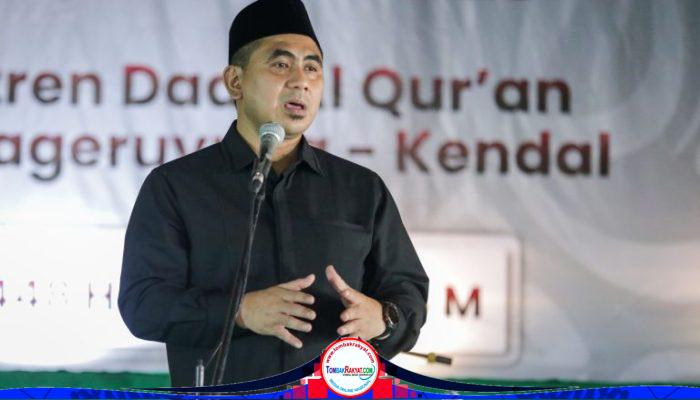 Apresiasi Generasi Qur’ani, Gus Yasin Serahkan Bisyaroh untuk Puluhan Hafiz di Kendal