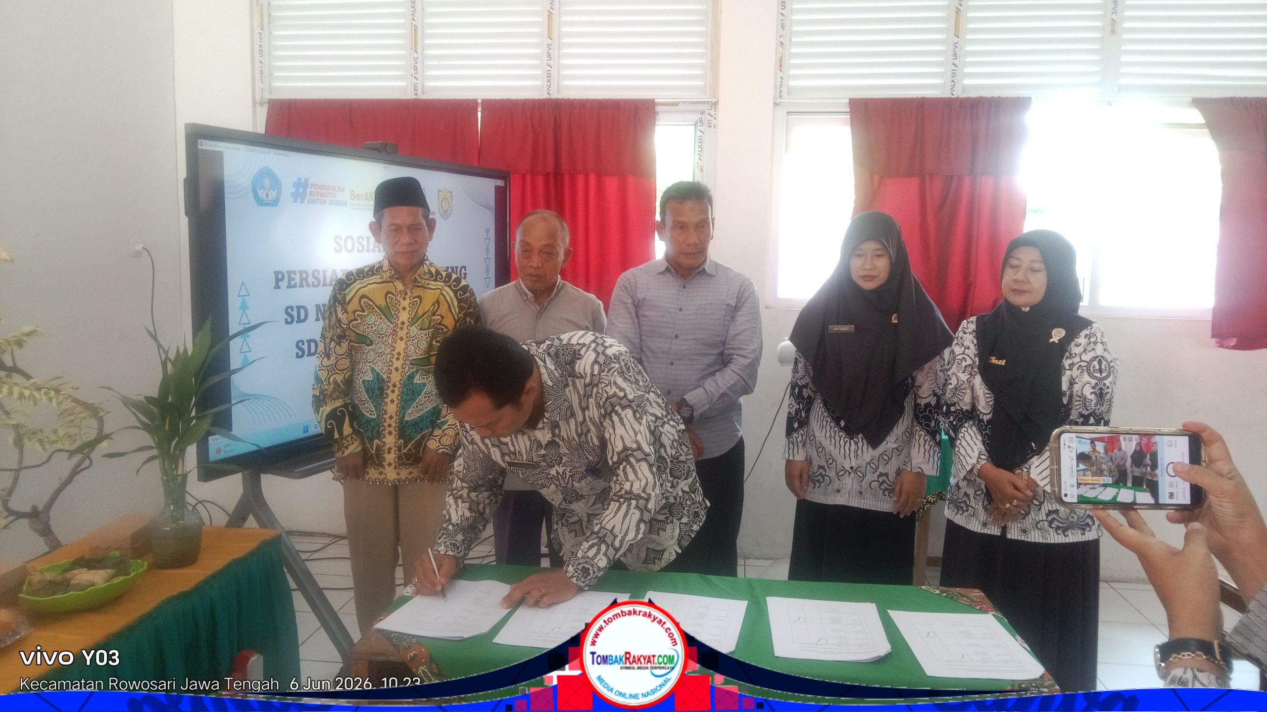 Penandatanganan Berita Acraa Rapat Sosialisasi Regrouping SDN 1 & SDN 3 Gempolsewu