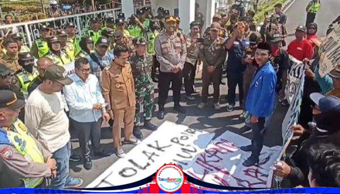 Temui Pendemo Galian C, Wabup Kendal Benny Karnadi Janji Evaluasi Total Perizinan Tambang Tunggulsari