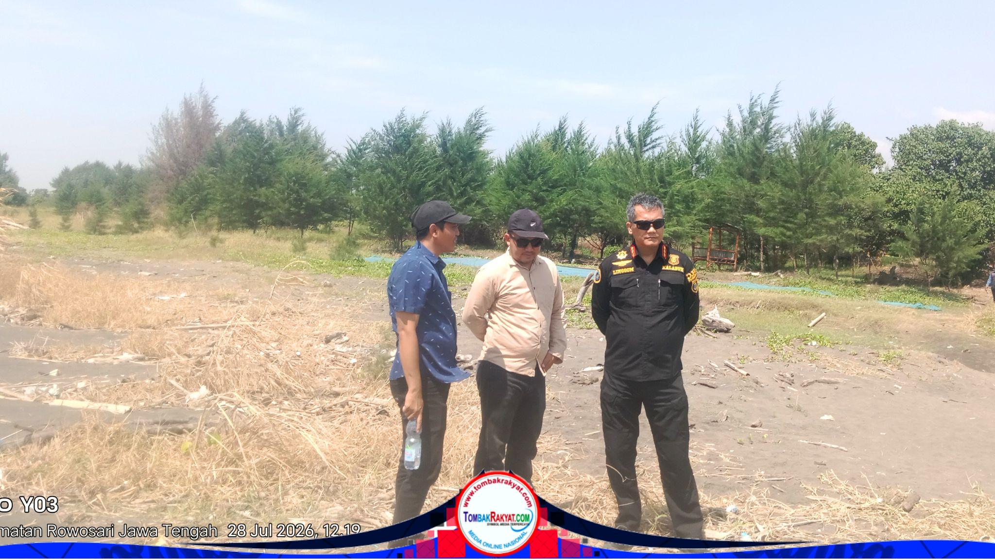 Sekdes Gempolsewu,Siswadi, Pimpro, Aris Firdausi dan Perwakilan KKP, Linggom, saat survey lokasi di Muara Sigentong