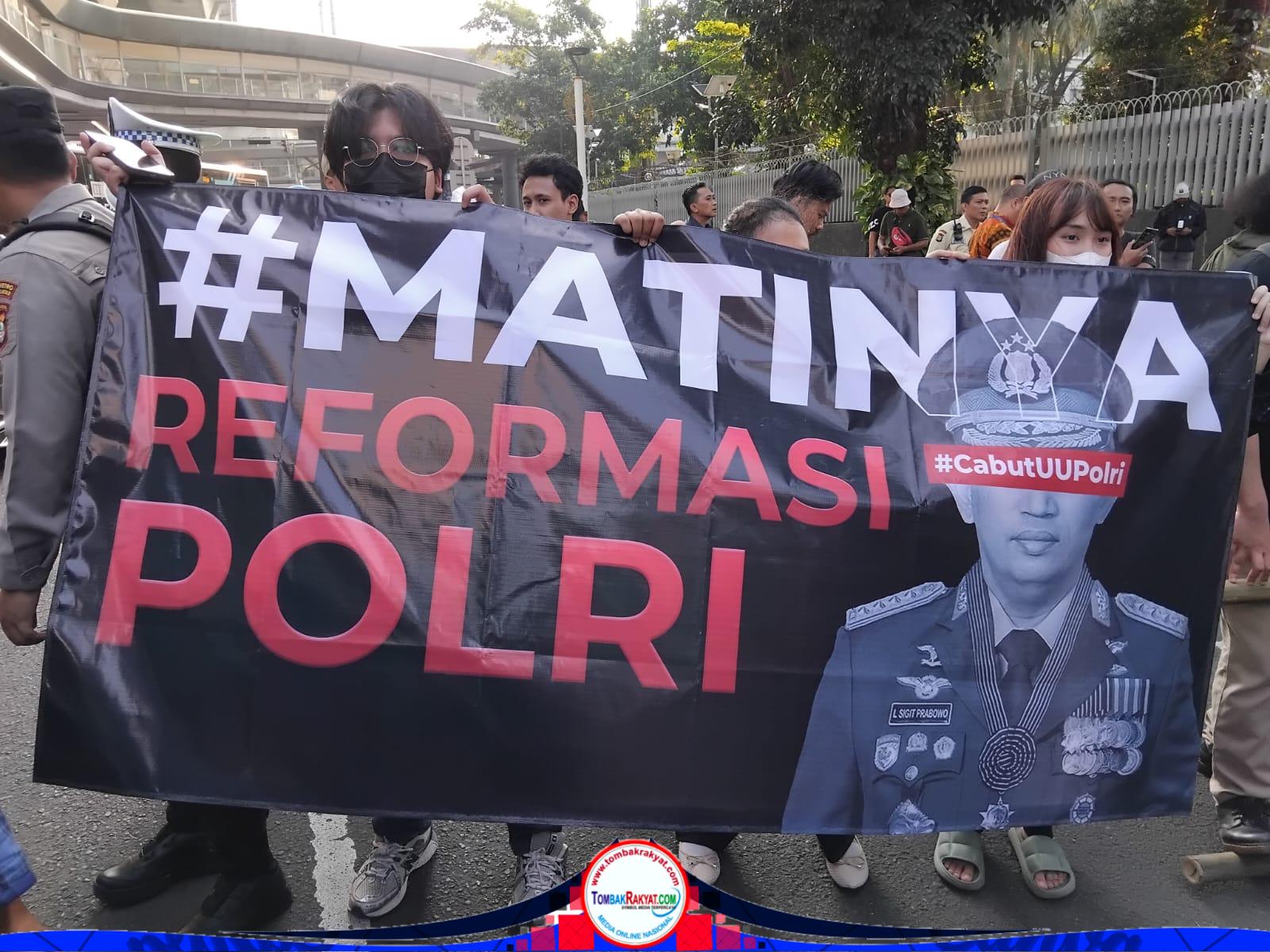 Aliansi BEM SE-UI menggelar aksi damai bertema Matinya Reformasi Polri, bertepatan dengan peringatan hari Bayangkara, Jakarta (2/6/26)