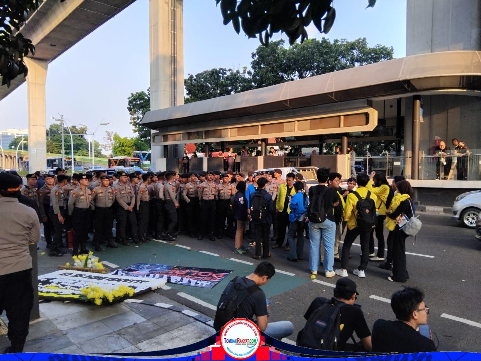 Massa mahasiswa yang bergerak dari kawasan CSW menuju Mabes Polri dihadang aparat kepolisian di depan Gedung ASEAN, Jalan Trunojoyo, Kebayoran Baru