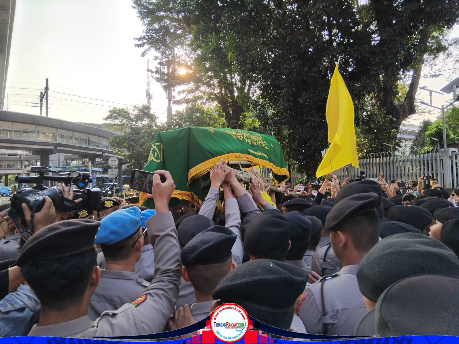 Satuan Polri menghadang mahasiswa yang mengusung keranda yang sedianya akan disampaikan di Mabes Polri