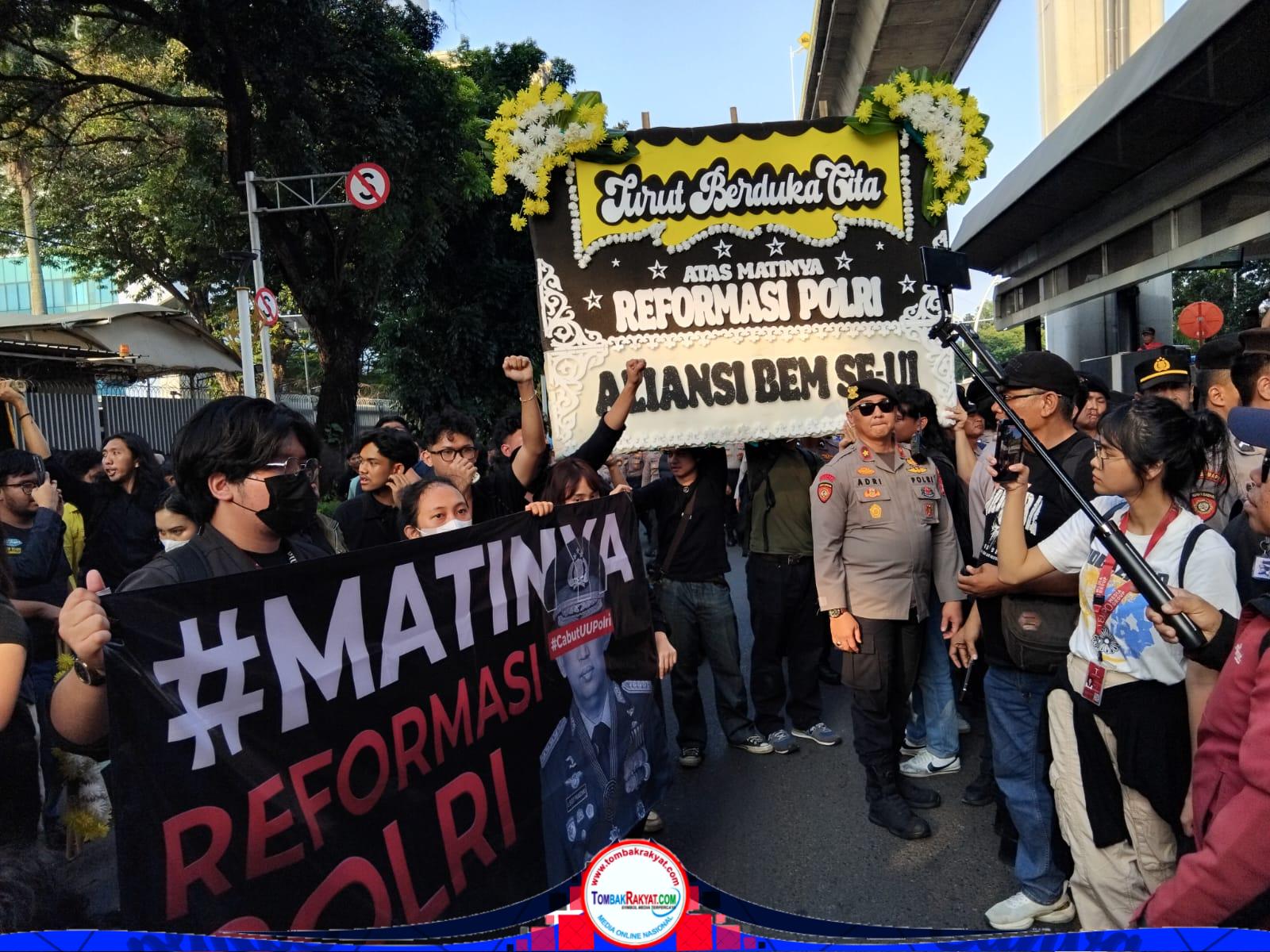 Karangan bunga duka cita dan sepanduk Matinya Reformasi Polri