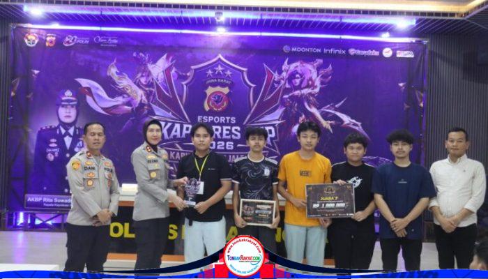 Penyerahan Piagam Penghargaan Turnamen Mobile Legends Pada HUT Bhayangkara Di Serahkan Langsung Kapolres Majalengka