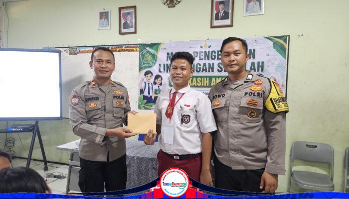 Polsek Kelapa Gading Berikan Edukasi Bahaya Narkoba kepada Siswa Baru SMP Kasih Ananda dalam Kegiatan MPLS