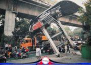 Truk Pengangkut Crane Tabrak JPO di Jalan Kapten P. Tendean, Kemacetan Mengular hingga Gatot Subroto