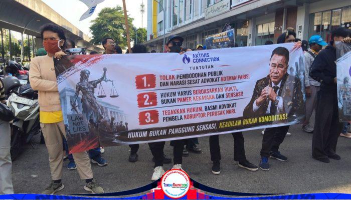 Ratusan Massa Geruduk Kantor Hotman Paris di Kelapa Gading, Polisi Siaga Amankan Aksi Unjuk Rasa