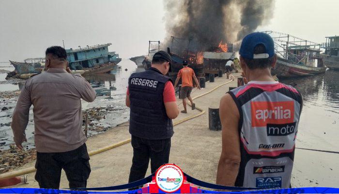 Tiga Kapal Terbakar di Dermaga Kaliadem Muara Angke, Polisi Amankan Lokasi