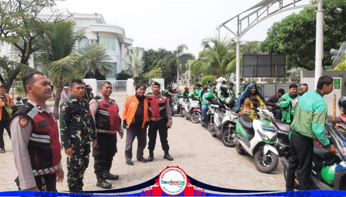 Pengurus Masjid Al Qohhar Bagikan 500 Paket Sembako untuk Pengemudi Ojol di Penjaringan